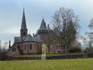 Read more about the article Exciting Signs of Spring, Kasteel DeHaar, and Pretty Veere